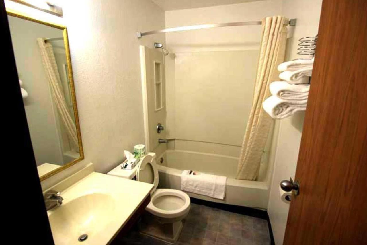 Norwood Inn Minneapolis Roseville Buitenkant foto